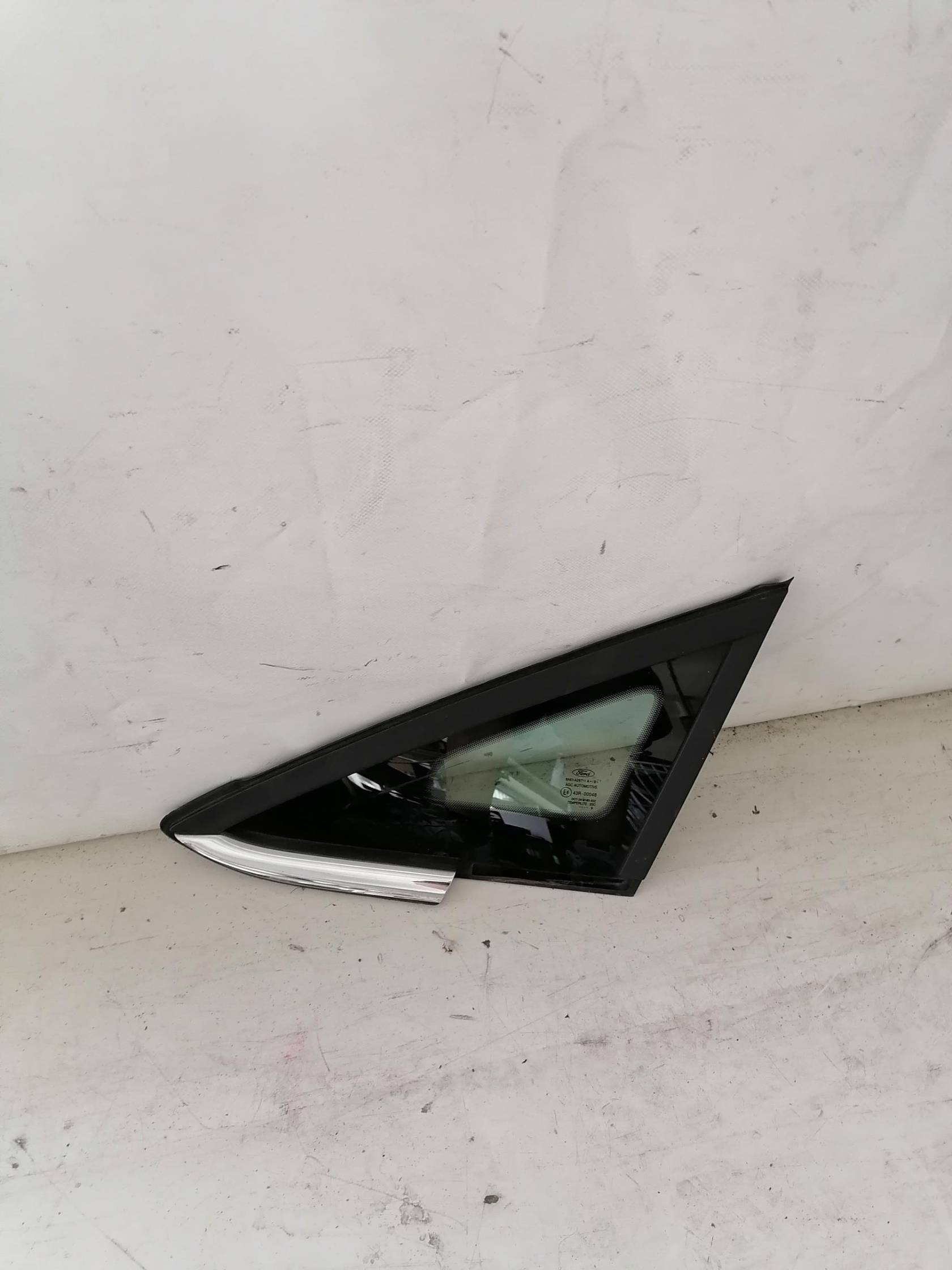 Fisso parafango ant. sx.